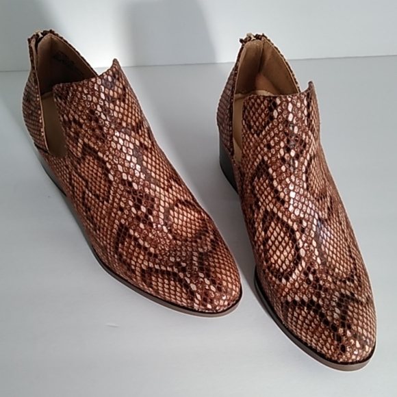 Snake Skin Booties size 6M Andrew Geller - Picture 3 of 7